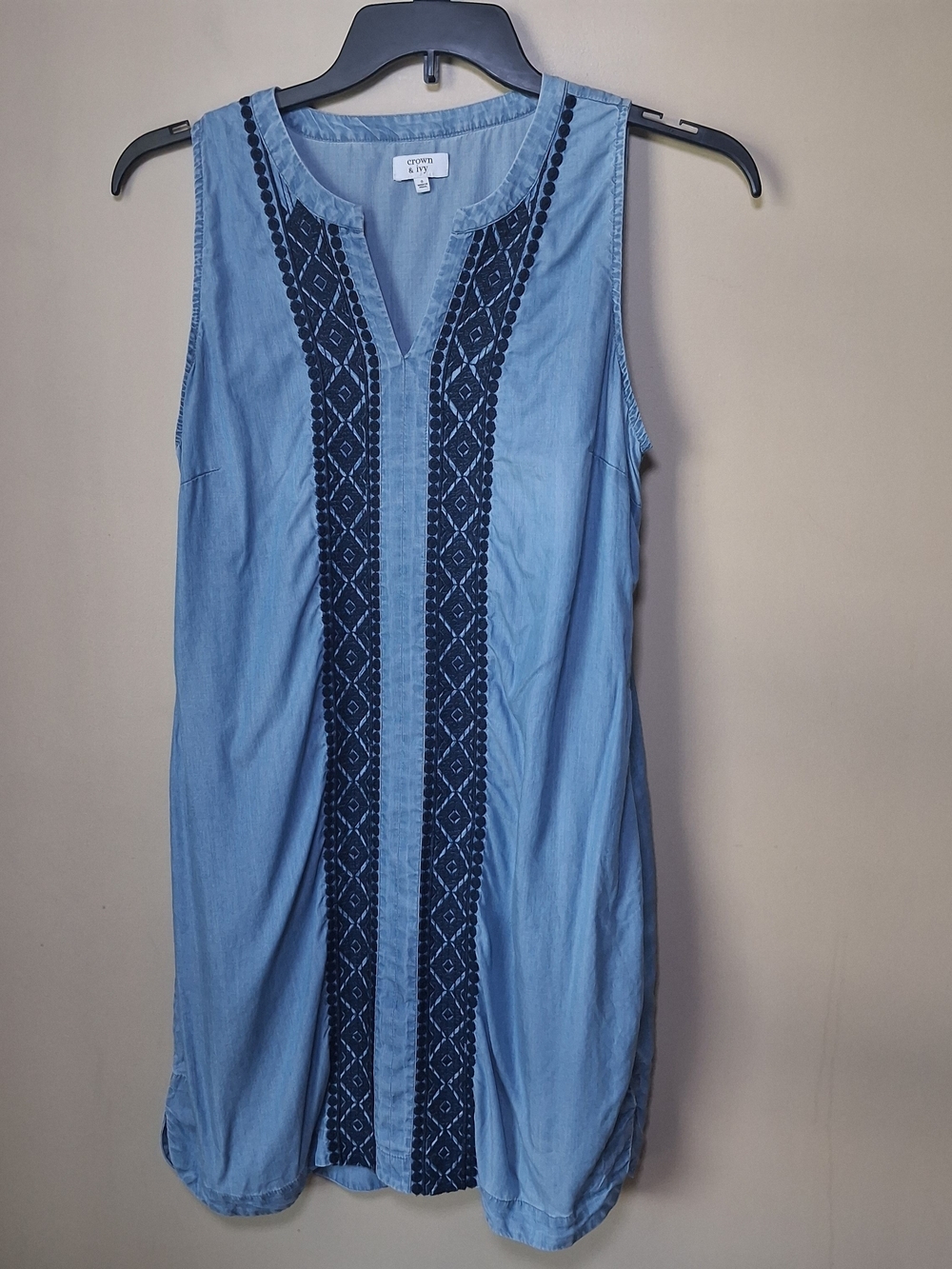 Crown & Ivy Women's Embroidered Blue Chambray Sleeveless Sheath Dress; Size 8